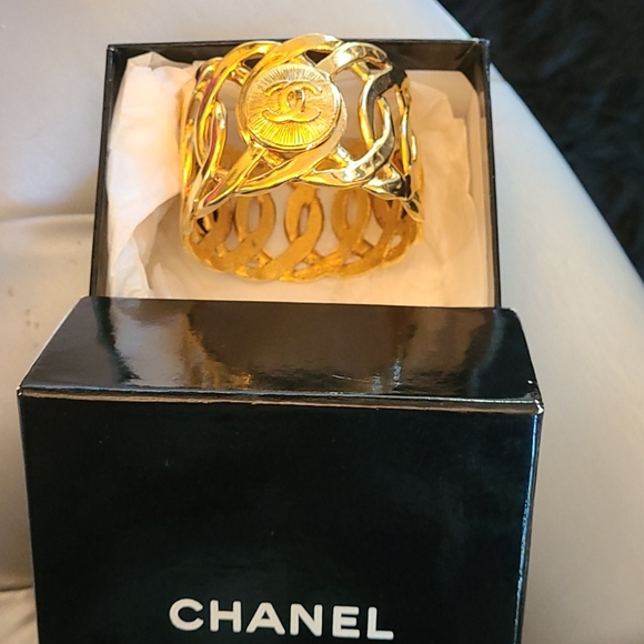 Chanel Cuff bracelet gold. - Picture 5 of 10